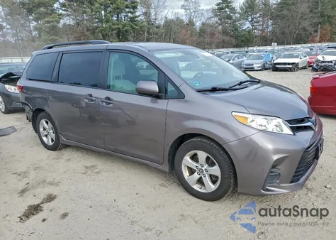 2020 Toyota Sienna Le z USA, uszkodzony, nr VIN 5TDKZ3DC8LS043345